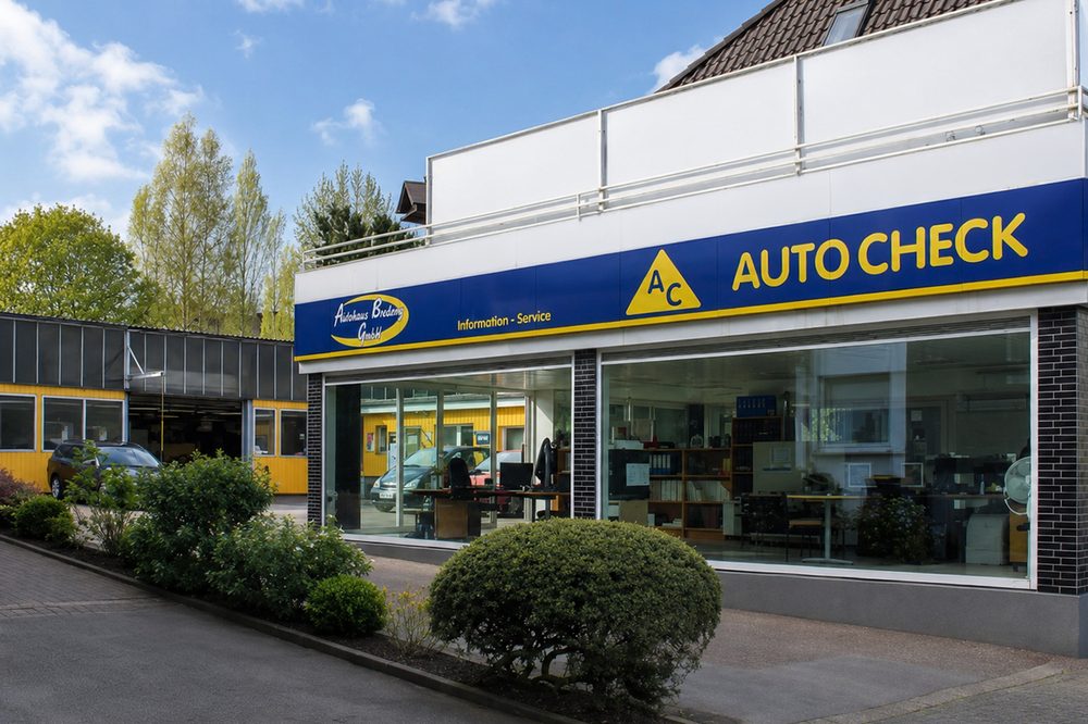 Außenansicht des Autohaus Bredeney an der Meisenburgstraße in Essen-Bredeney